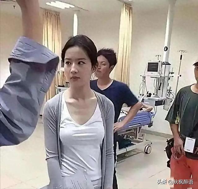 我的天！刘亦菲真人居然长这样？素颜我直接看傻了