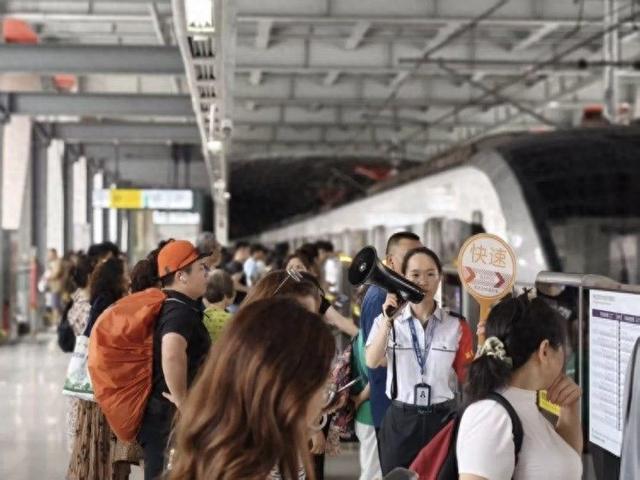 重庆地铁运营时间几点到几点（换乘更快捷重庆轨道交通10号线快速车发车时间将调整）