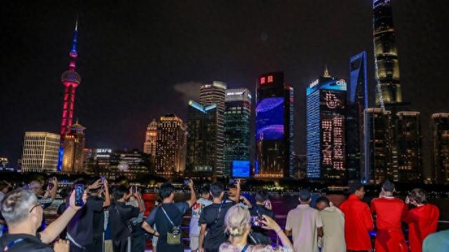 “上海的繁华太不可思议了”夜游浦江后这群“明日之星”发出如此感叹