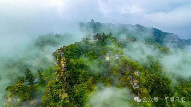一场秋雨涤，崆峒云海起