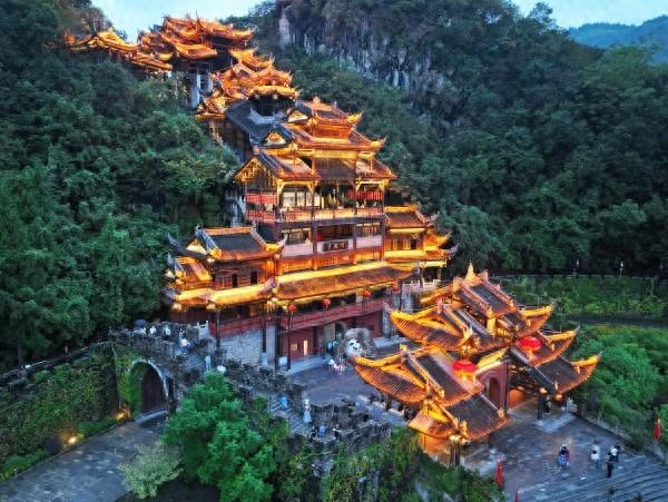 彭水：高铁开通为避暑经济注入新动能