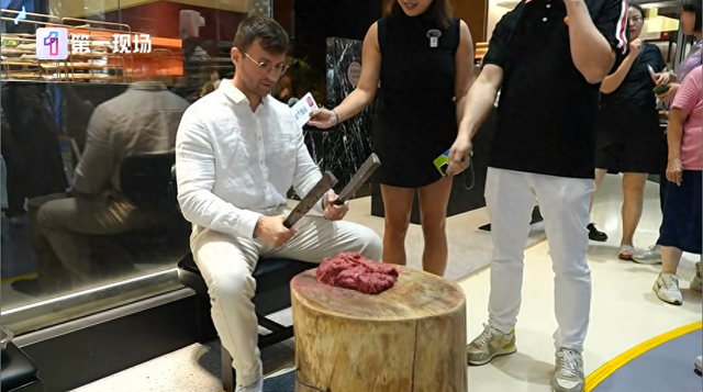 马库斯来了！参观东纵纪念馆、体验外骨骼机器人、吃牛肉、喝凉茶……这很深圳！