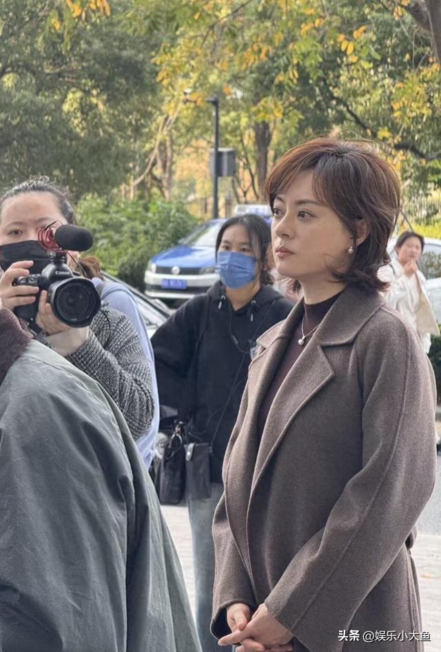 孙俪无锡拍戏被偶遇，身穿毛呢大衣新发型好洋气，本人又瘦又美！