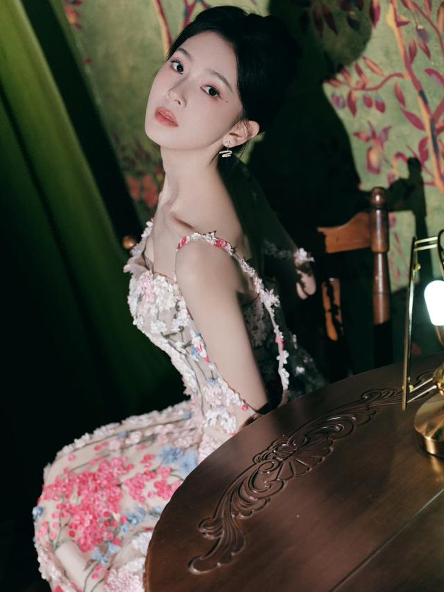 身穿花裙 风情万种的陈瑶