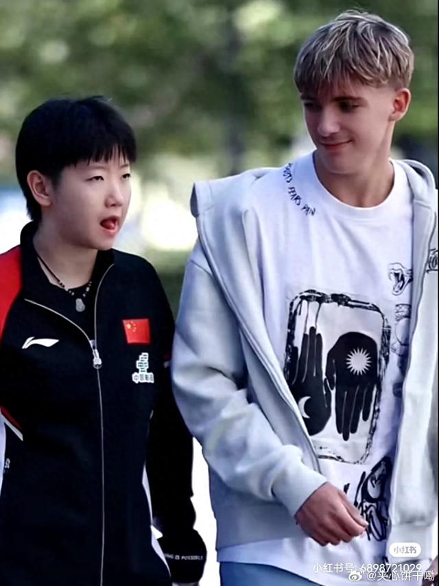 孙颖莎被外国小帅哥一路狂追表白，深情凝望让她害羞！