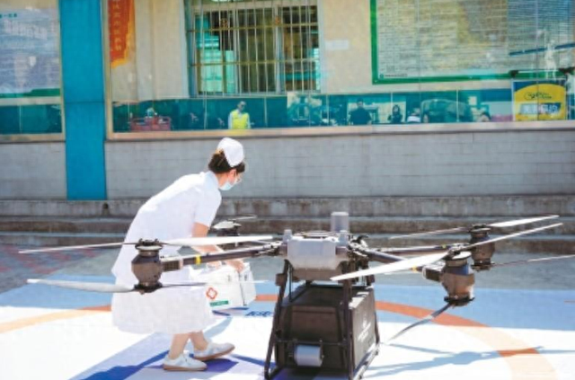城市无人机医药配送西安成功首飞 开辟基层医疗物资运输空中快速通道