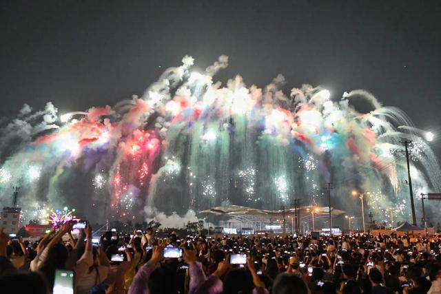好评中国丨文旅创新激活“双节”消费 烟火气彰显经济韧性