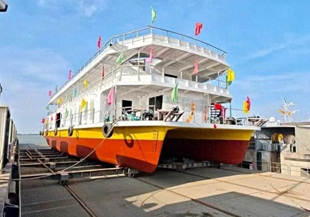 珠江夜游将再添新船！“状元舫”号文化游船下水