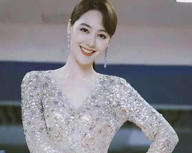 被央视“开除”, 私生活混乱,用陪睡上位,她身上哪个标签是真的