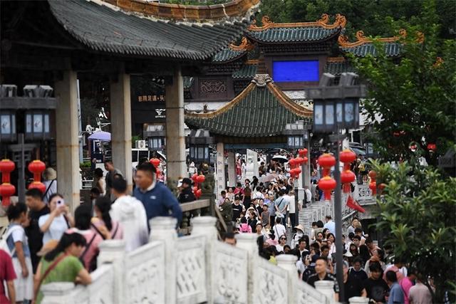 双节同庆迎客170万，南明文旅市场“热”力全开