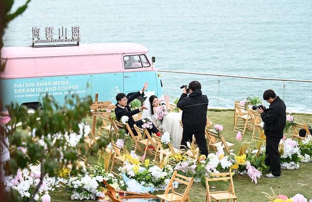 秋日青岛燕儿岛山公园景色浪漫，成情侣定格爱情热门打卡地