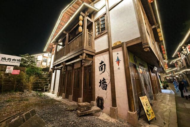 重庆有座冷门的避暑古镇，游客在河里打麻将，知道的人不多