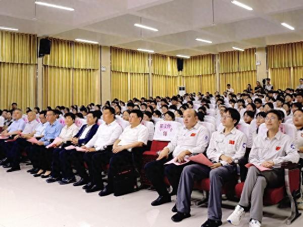 探秘自然奥秘 勇攀科学高峰——2025年极地知识进校园河南站走进新野县第一高级中学