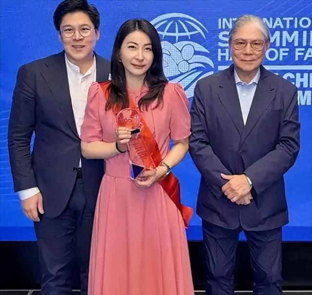 霍震霆没想到，44岁儿媳郭晶晶再次官宣喜讯，让整个阔太圈沉默了