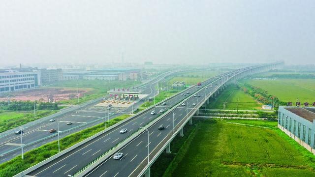 常泰长江大桥成“打卡胜地”