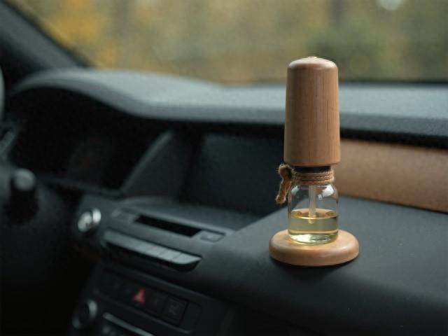 车内臭味快速去除的方法（2025车内异味根治指南5个实测妙招避坑技巧）