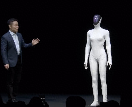 像人一样走猫步！何小鹏展示新一代人形机器人