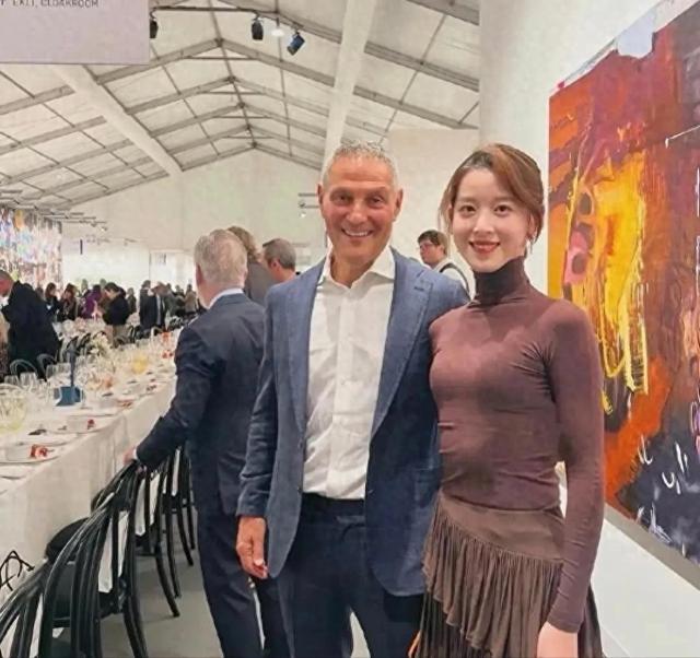 章泽天在英国和一帮富商共进晚餐，她的打扮一言难尽，肋骨外翻。