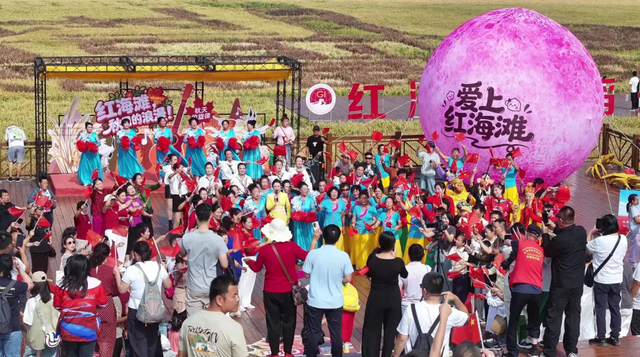 红滩踏歌庆华诞，万众同心颂祖国！