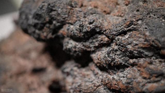 科学家设计出一种新型稀土材料涂层，使其在通电时发光