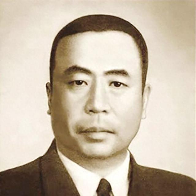 陈宝仓骨灰回家路：朋友冒险偷骨灰，女儿同学带骨灰跳海偷渡登岸