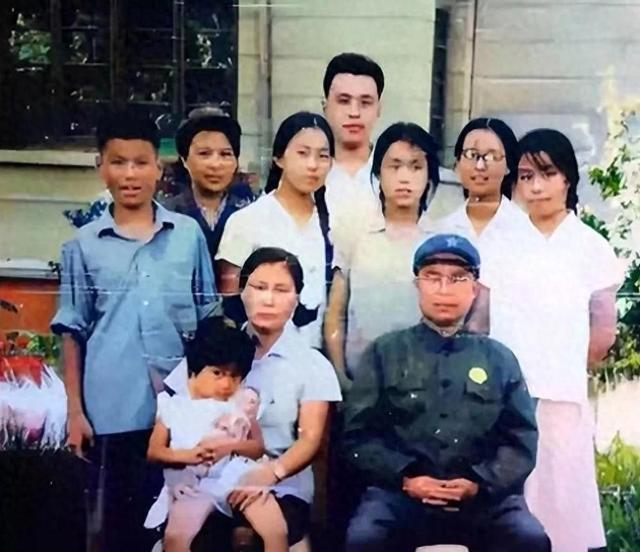 疯子将军王近山晚年照，小20岁妻子和女儿幸福同框，一家人颜值高