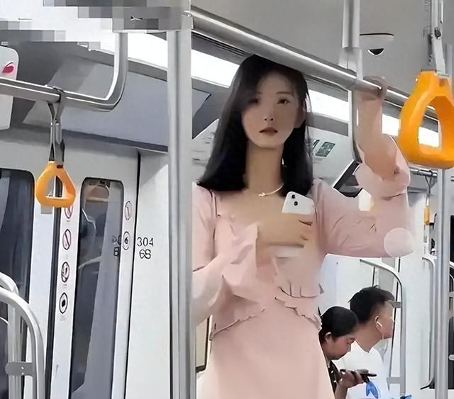 东北女孩身高2.26米，貌美如花	，妈妈却天天发愁：这辈子都难嫁人