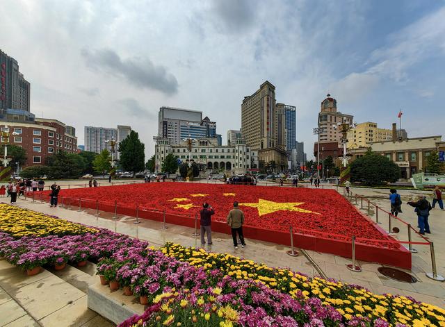 辽宁沈阳：中山广场花海如潮 庆祝祖国76华诞