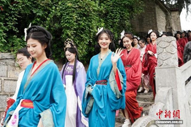 2025世界旅游小姐中国区总决赛入城仪式在安徽寿县古城举行