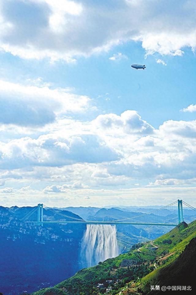 湖北造载人飞艇飞越“地球裂缝” 低空力量为区域文旅经济注入新活力