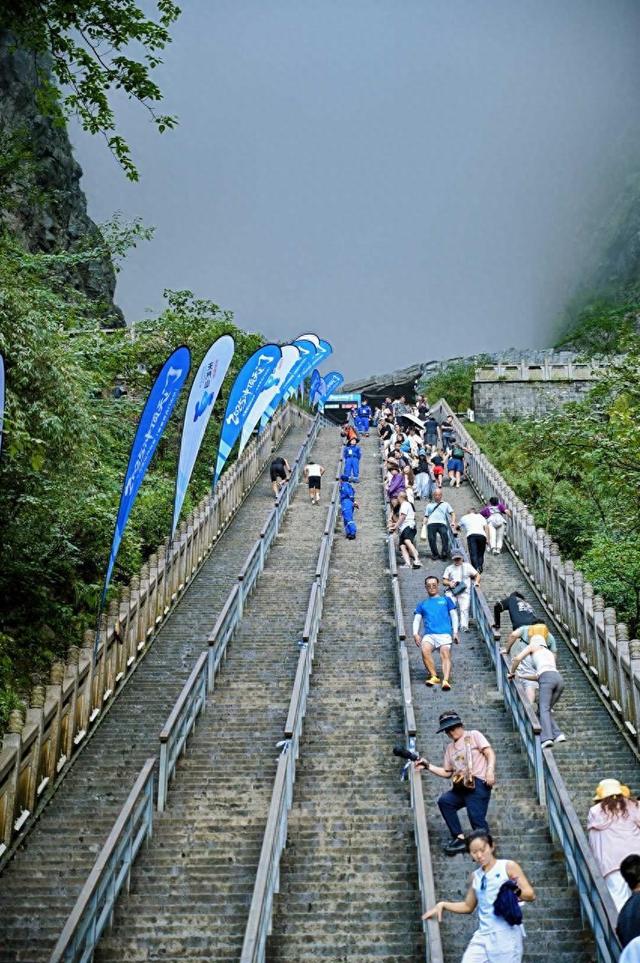 2025“冲顶天门”全国登山挑战赛40名精英选手在999天梯巅峰对决