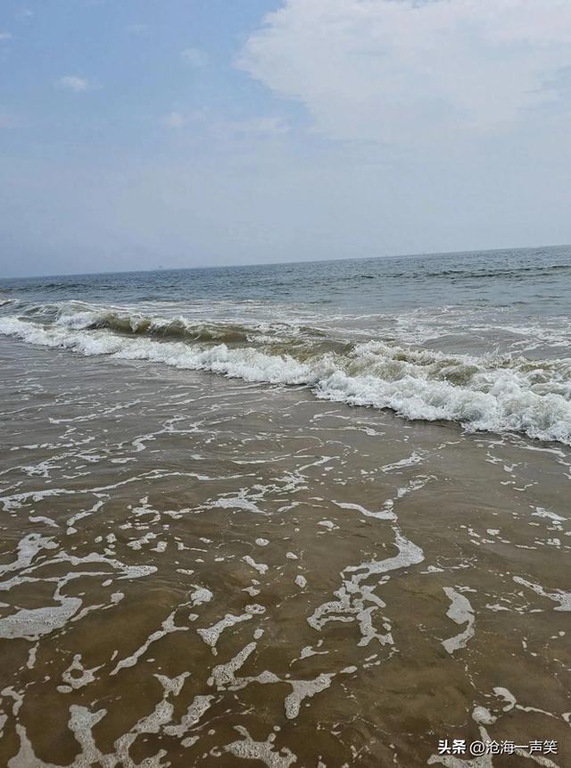 听，海的声音，是汹涌澎湃，是波涛滚滚，是风平浪静，是海风徐徐