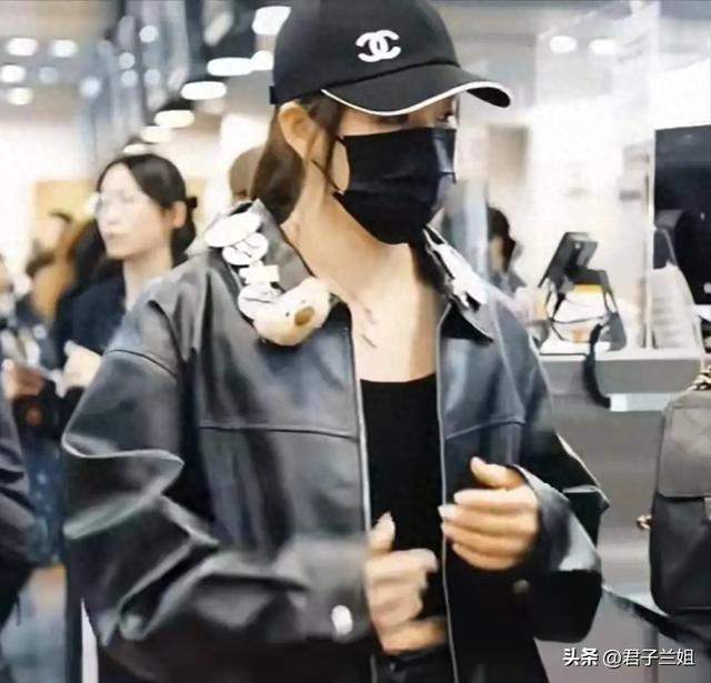 陈梦夺冠后回到北京，大胆穿搭，皮衣配吊带露出腰线，差点认不出