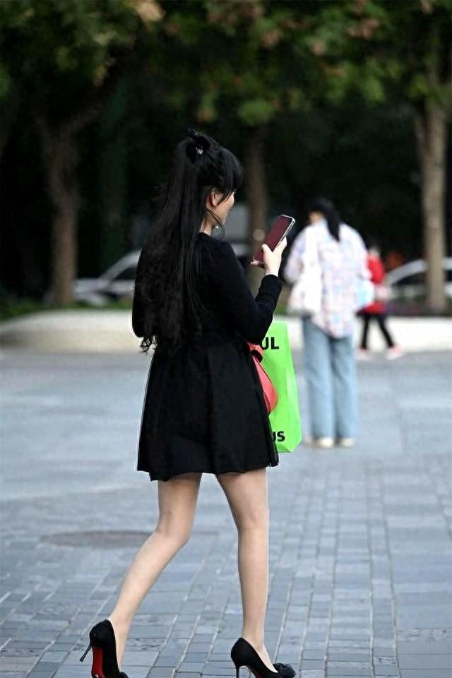 6厘米的黑色尖头细鞋，超薄的肉色丝袜，搭配黑色长袖连衣短裙