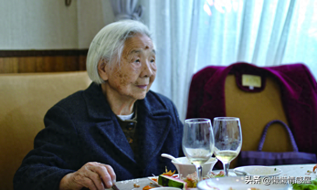 101岁奶奶的夜猫子生活：爱啃零食、热衷旅游，比年轻人还会玩！