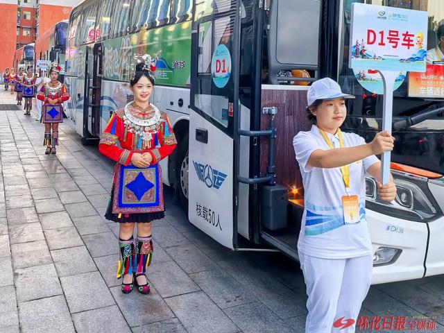 ​福地怀化 懂你如家 | 车轮上的“金话筒”——第五届湖南旅发大会背后的讲解“她力量”