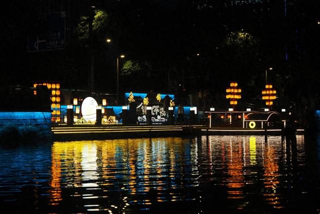 活力中国调研行 ｜ 夜游锦江点亮成都夜经济的“流动新图景”