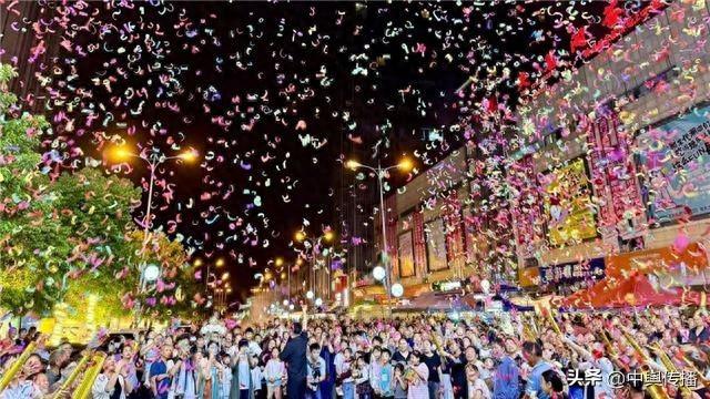 文旅消费再添“王炸”！内江商贸城星光夜市炫彩开街——