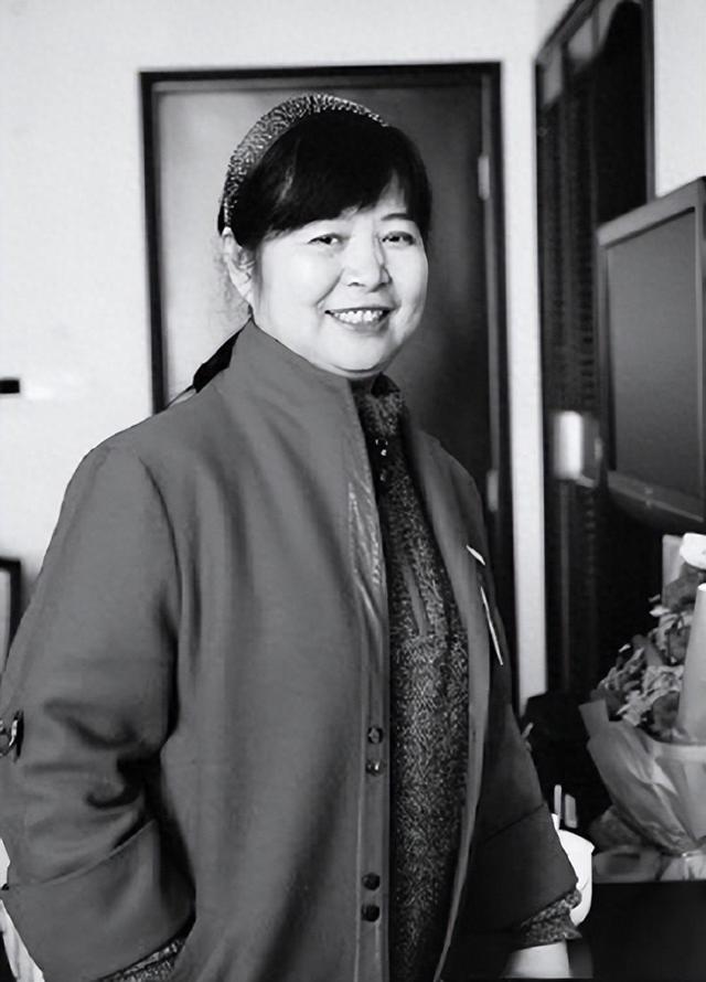 毛主席的侄女毛小青想开饭店，全家人反对	，李讷：我第一个支持你