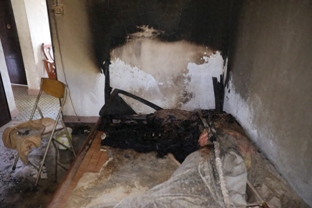 广东一男子在火灾中丧生	，消防员赶到时火已被死者妻子用2盆水扑灭