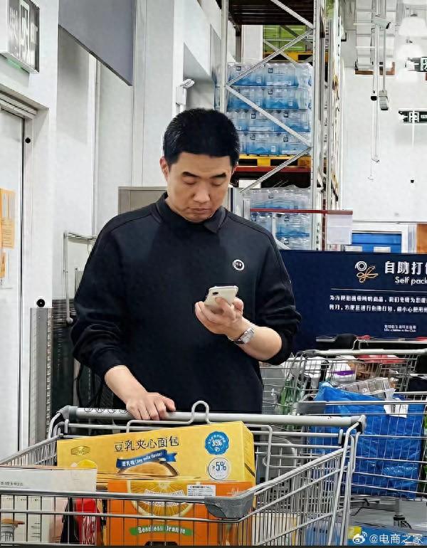 李想夫妇山姆购物被偶遇 全程使用iPhone Air超薄手机