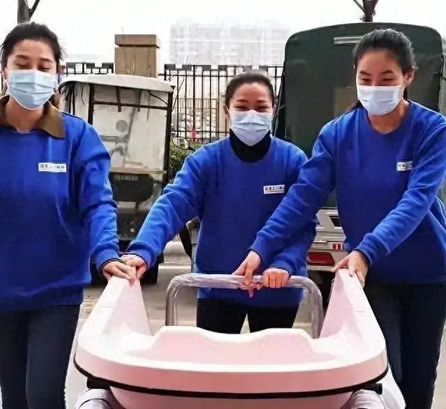 陕西女子专为老人提供服务，500元一次，常抱怨：身上全是烂疮