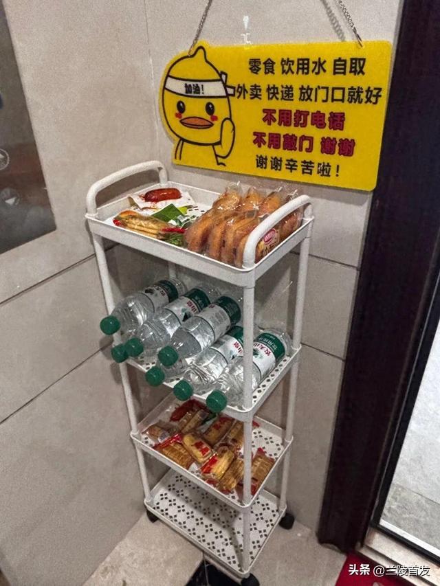 小伙家门口设零食架供外卖员自取遭质疑，回应：曾送过两年外卖，收入好转想为他人撑伞
