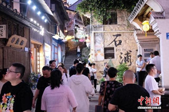 浙江石浦渔港古城：渔灯璀璨吸引游客