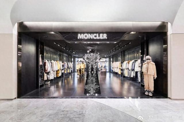 中产最爱的羽绒服，忽然卖不动了？