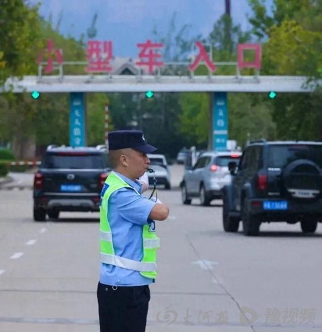 下水捞相机、下雨送雨衣……游客点赞：焦作太暖啦！