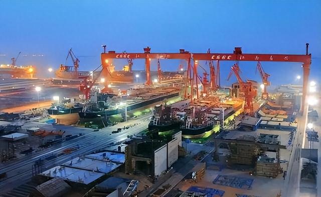 特朗普刚要对中国下重手，突然在大连造船厂内	，发现了不寻常一幕