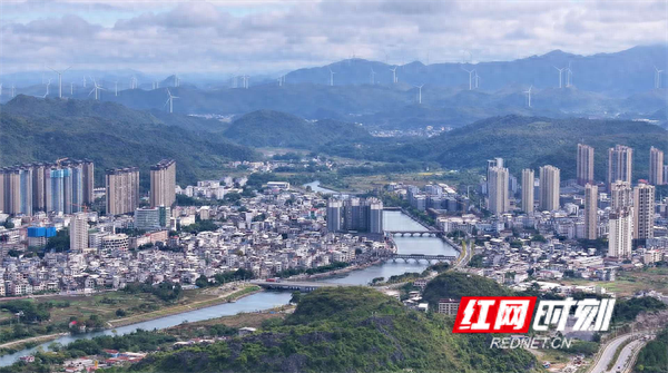 江永：红枫染冬 美景入画