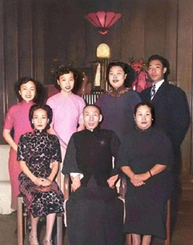 这就是杜月笙妻妾真实的样貌，并非演员扮演，货真价实的罕见照片