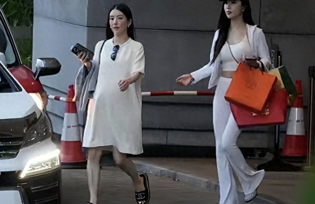 “天王嫂	”方媛与闺蜜逛街	，路人镜头暴露真实长相，没网上好看